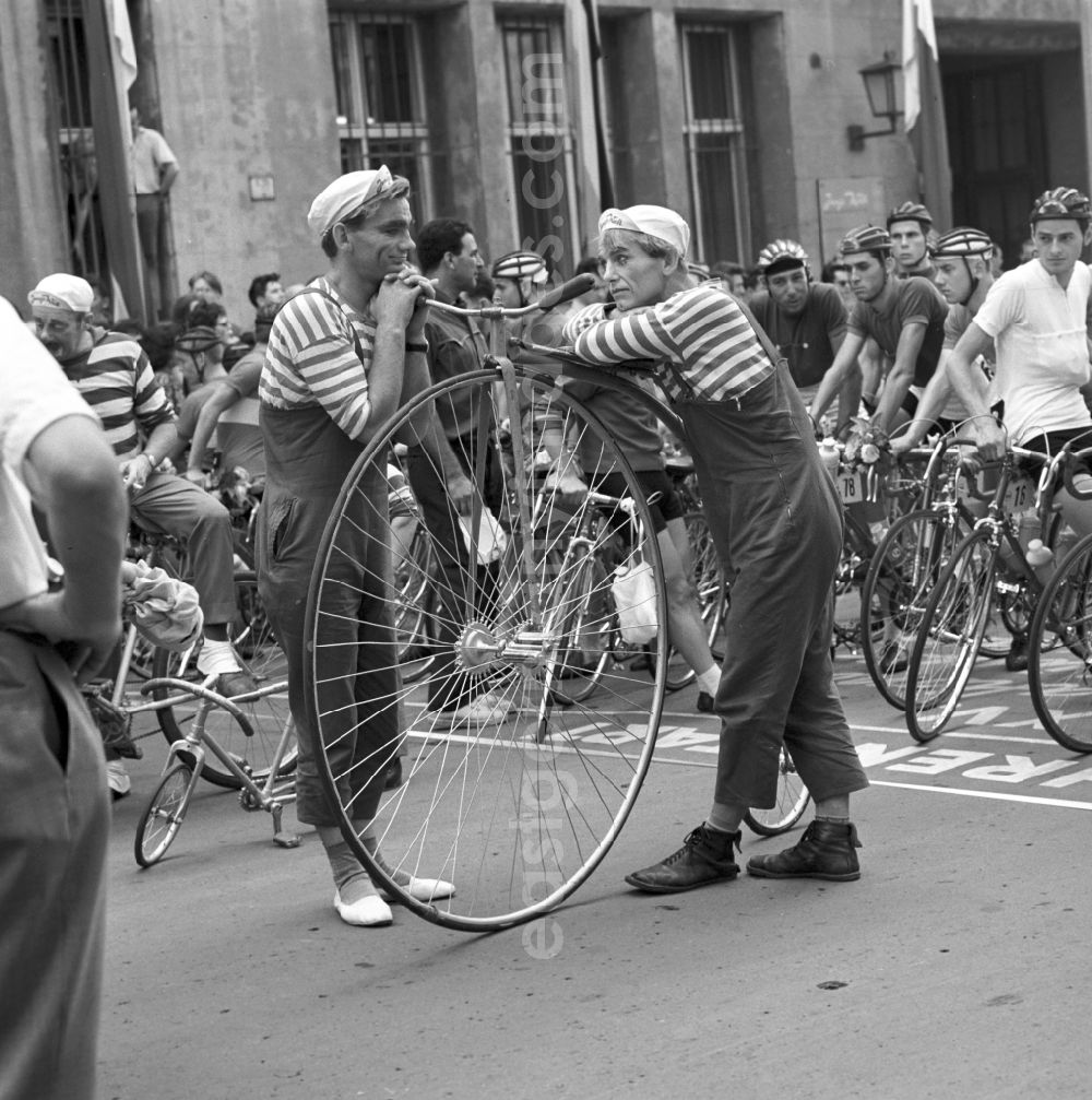 GDR photo archive: Berlin - Mitte - The East German tour in 1965 as a stage race for the 15th time in the GDR instead. The tour took place in eight stages. The tour started in East Berlin, then led north to south then in the Erzgebirge Schwarzenberg to end