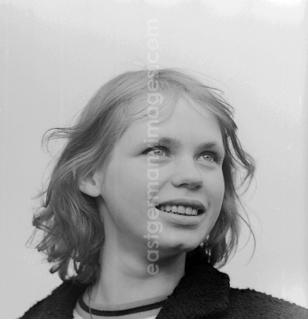 GDR photo archive: Stendal - The German actress Renate Kroessner in Stendal in today's state of Saxony-Anhalt