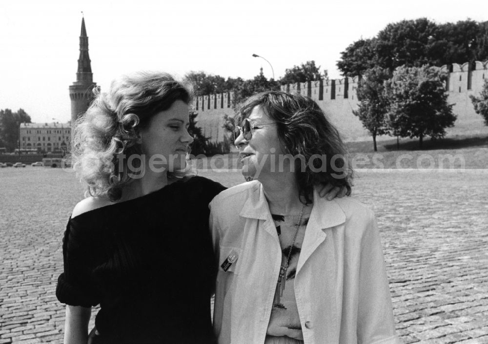 GDR photo archive: Moskau - The German actresses Margarethe von Trotta (right) and Barbara Sukowa (left) in Moscow in Russia