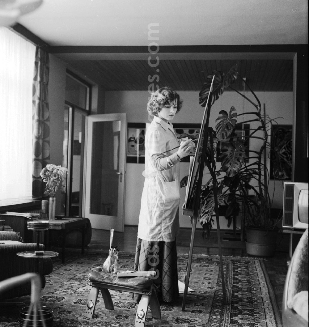 GDR image archive: Leipzig - The former German gymnast Erika Zuchold, née Barth in Leipzig in Saxony today. Later it was abstract painter. Here at an easel