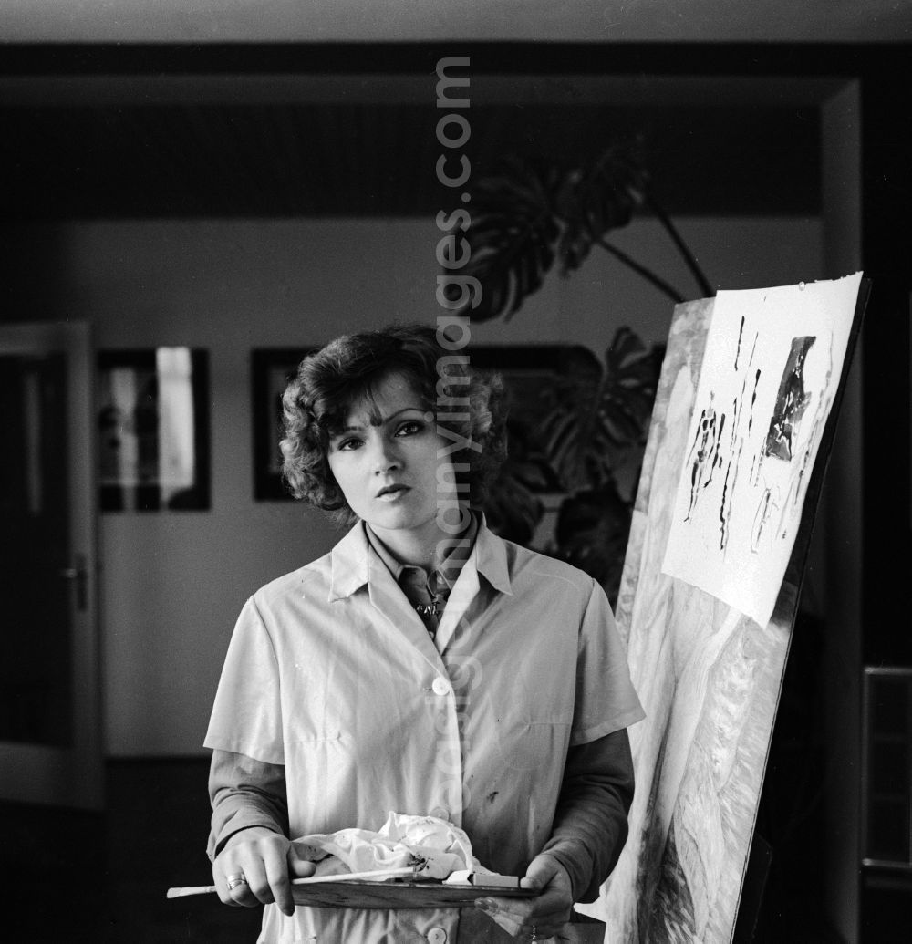 GDR photo archive: Leipzig - The former German gymnast Erika Zuchold, née Barth in Leipzig in Saxony today. Later it was abstract painter. Here at an easel