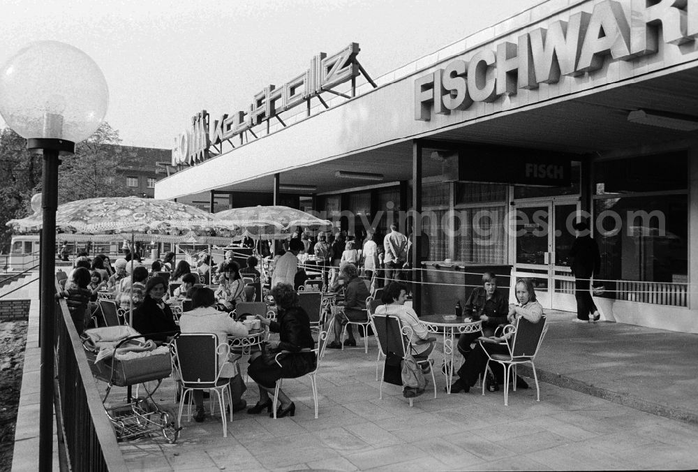 GDR photo archive: Berlin - The purchase hall biggest once of Berlin in the district of Pankow in Berlin, the former capital of the GDR, German democratic republic
