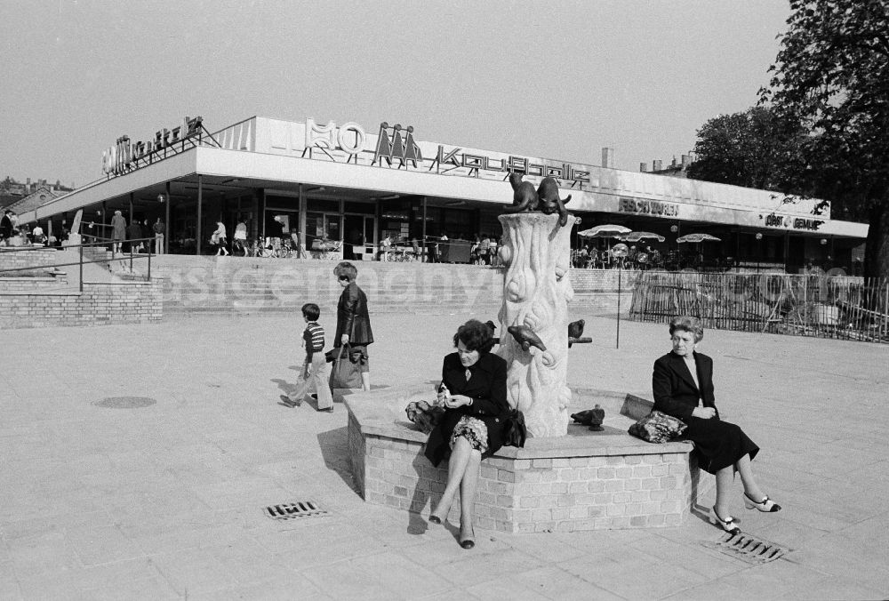 GDR picture archive: Berlin - The purchase hall biggest once of Berlin in the district of Pankow in Berlin, the former capital of the GDR, German democratic republic