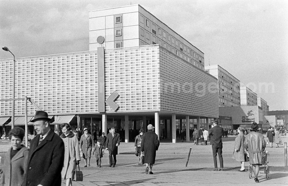 GDR photo archive: Magdeburg - The main shopping street Broad Way in Magdeburg in Saxony - Anhalt. In der Zeit der DDR wurde der Breite Weg Karl-Marx-Straße genannt
