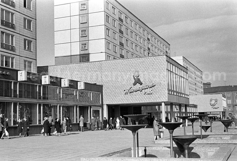 GDR photo archive: Magdeburg - The main shopping street Broad Way in Magdeburg in Saxony - Anhalt. Here is the advertisement for a coveted DDR beer Wernesgrüner Pils on a wall. In the time of the GDR width way Karl-Marx-Straße was called