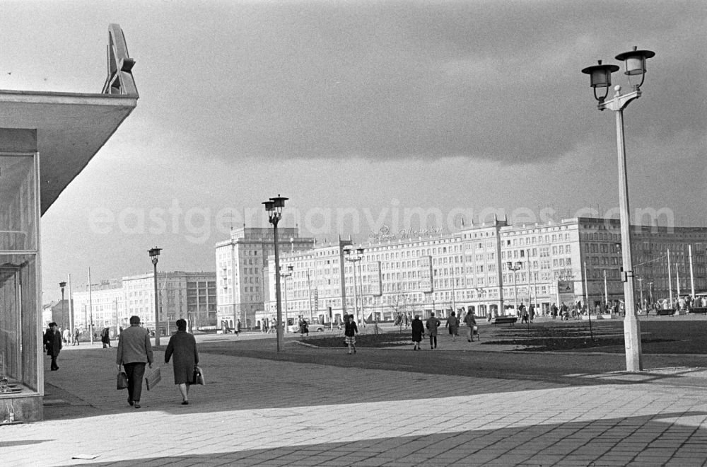 GDR picture archive: Magdeburg - The main shopping street Broad Way in Magdeburg in Saxony - Anhalt. In the time of the GDR width way Karl-Marx-Straße was called