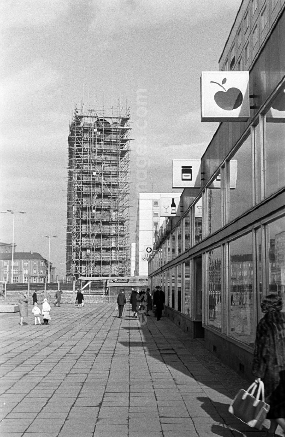 GDR picture archive: Magdeburg - The main commercial street of the city of Magdeburg, the Width way. The width of road was the most important and widest road of the city of Magdeburg and was first called for the city fire of 12