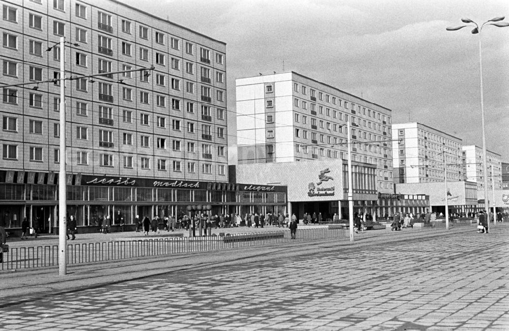 GDR photo archive: Magdeburg - The main commercial street of the city of Magdeburg, the Width way. The width of road was the most important and widest road of the city of Magdeburg and was first called for the city fire of 12