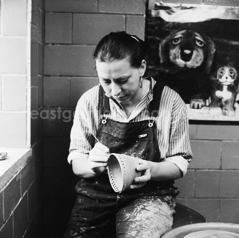 GDR picture archive: Oberhof - The artist Gitte Moerstedt, painting and ceramics, in Oberhof in the federal state of Thuringia on the territory of the former GDR, German Democratic Republic