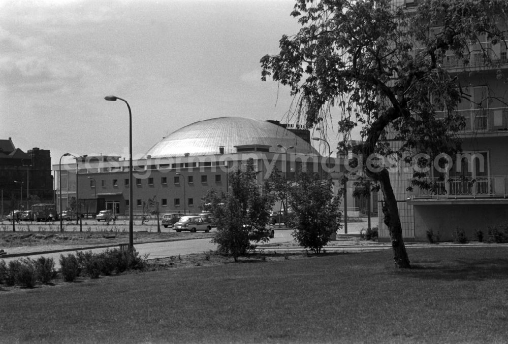 GDR photo archive: Berlin - Mitte - The convention center on the edge of Alexanderplatz in central Berlin. Today's Berlin Congress Centre BCC has evolved thanks to its extraordinary architecture and central location, a sought-after venue. The building was in the 8