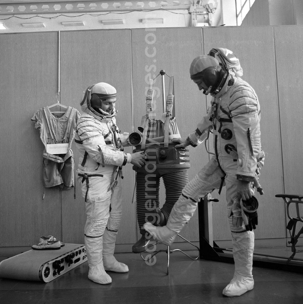 GDR image archive: Baikonur - The cosmonauts Pyotr Klimuk and Vitaly Sevastyanov (1935 - 201