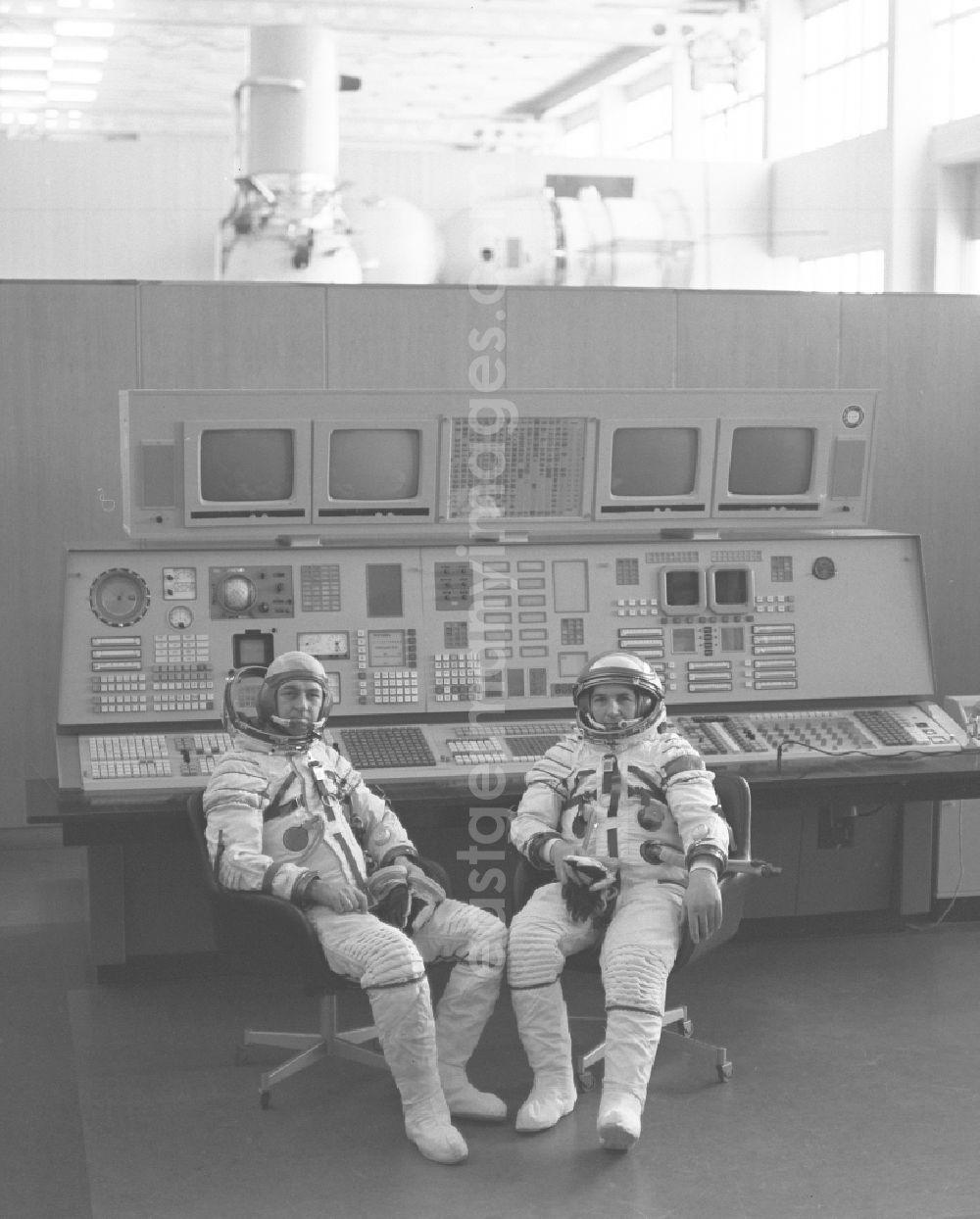 GDR picture archive: Baikonur - The cosmonauts Pyotr Klimuk and Vitaly Sevastyanov (1935 - 201