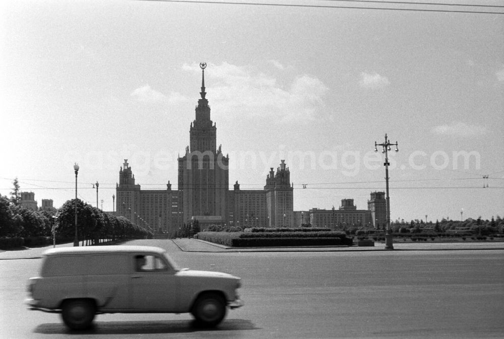 GDR image archive: Moskau - The Lomonosov University in Moscow is Russia's largest university. The University is located on the Lenin Hills near the city center, surrounded by a large park