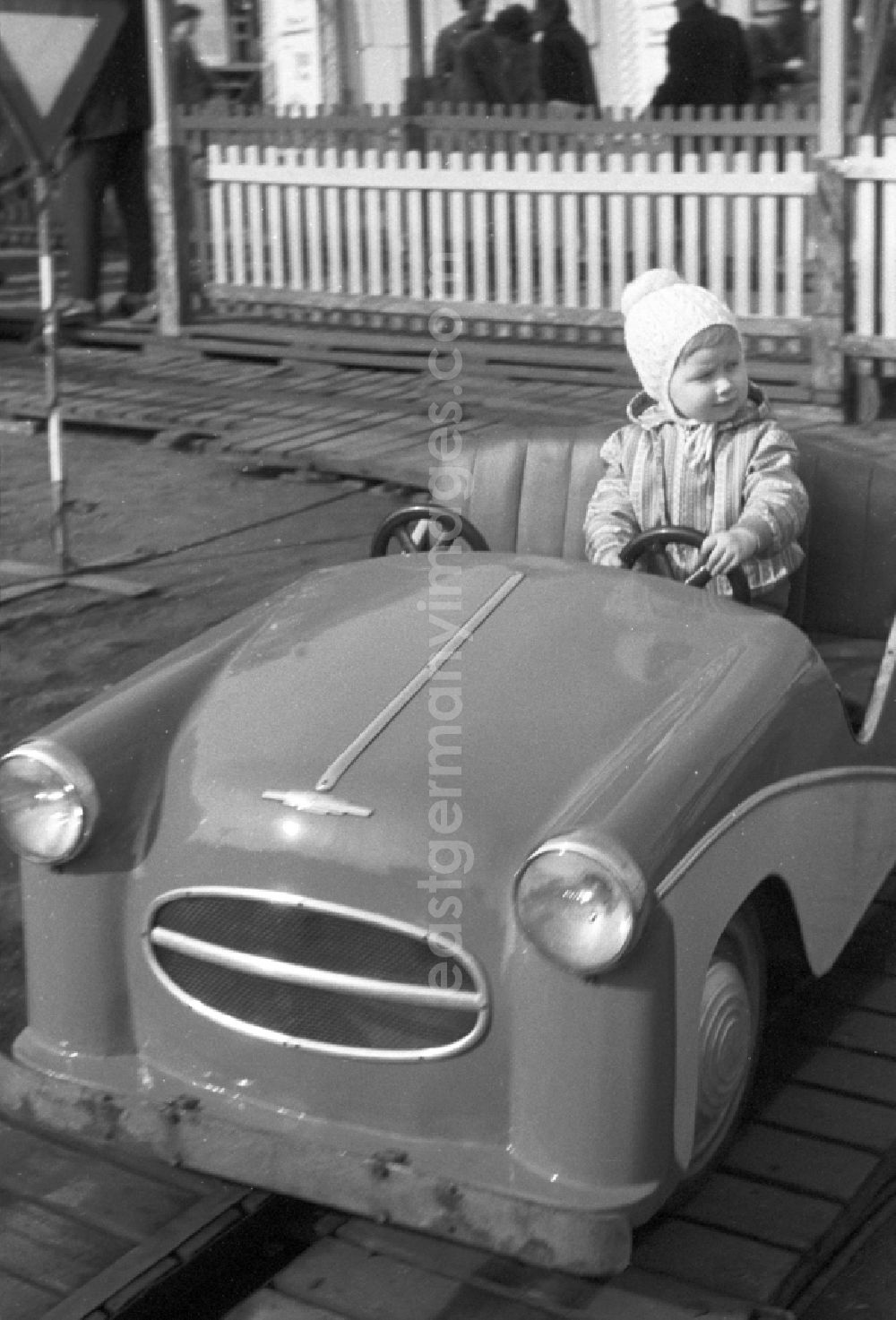 GDR image archive: Magdeburg - Children at the fair. Here in a bumper car ride. The Magdeburg Spring Fair, a three-week frenzy early spring, takes place annually at the Exhibition Place Max Wille at the Small Town march right on the banks of the Elbe