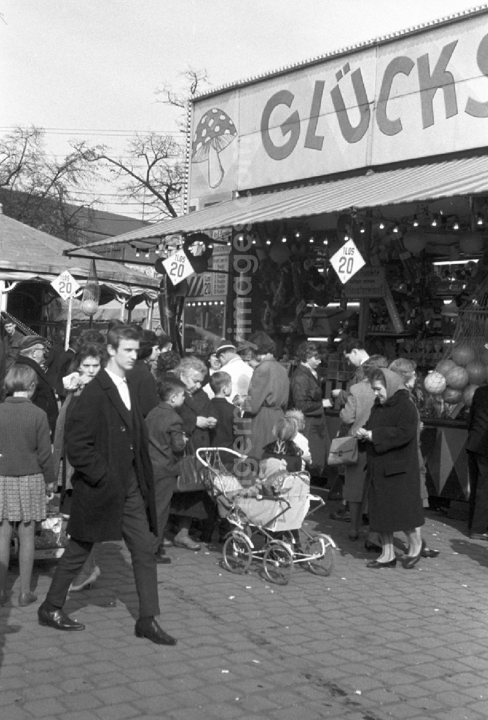 GDR picture archive: Magdeburg - The Magdeburg Spring Fair, a three-week frenzy early spring, takes place annually at the Exhibition Place Max Wille at the Small Town march right on the banks of the Elbe