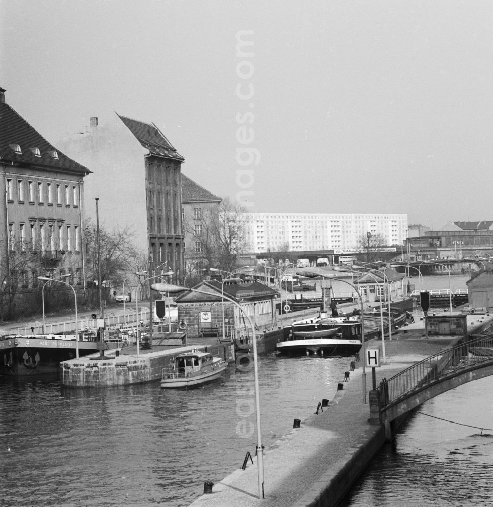 GDR picture archive: Berlin - The Muehlendammschleuse in Berlin
