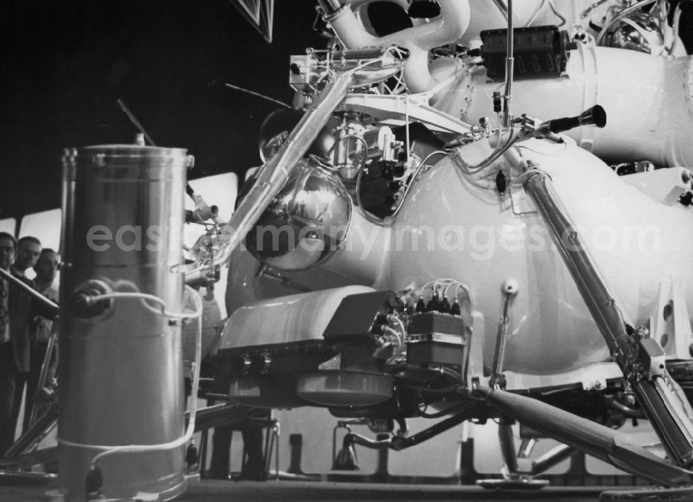 GDR picture archive: Moskau - The lunar probe Luna 16 in the world economy exhibition in Moscow in Russia. Luna 16 mission brought back the first Soviet lunar rocks
