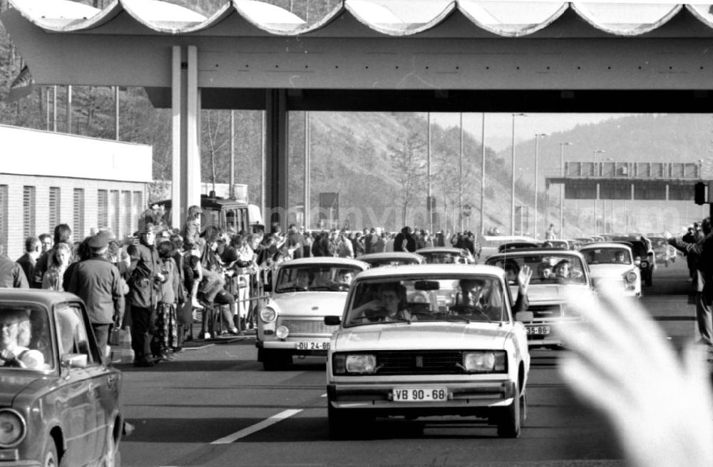 Herleshausen: Die offene Grenze am Grenzübergang DDR / BRD bei Herleshausen am 11. November 1989