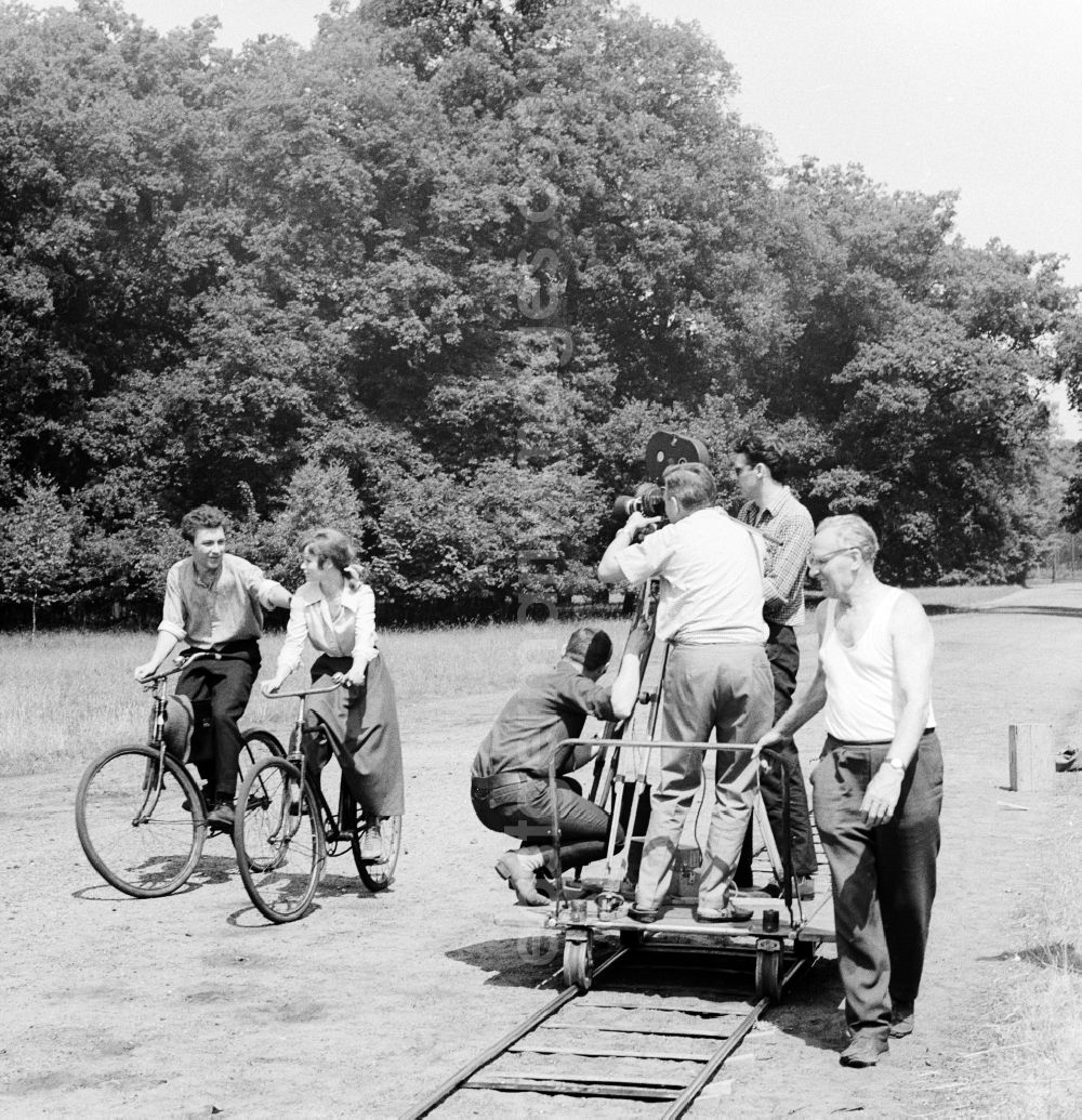 Potsdam: The actor Angelica Domroese and Jaecki Black cycling in Potsdam in Brandenburg on the territory of the former GDR, German Democratic Republic. Here shooting at the DEFA to the 5- part television series Krupp and Krause in Sanssouci