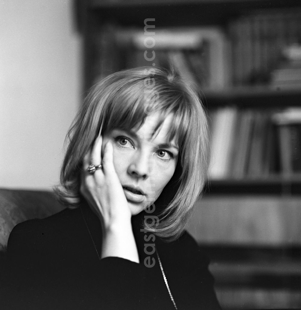 GDR photo archive: Berlin - Mitte - Anne Kathrin Buerger, born Rammelt, is a German actress. In addition to her film and television roles she performed has always been too successful with chanson concerts and literary-musical programs and gave guest performances in Europe