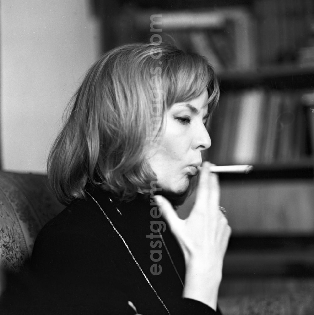 GDR image archive: Berlin - Mitte - Anne Kathrin Buerger, born Rammelt, is a German actress. In addition to her film and television roles she performed has always been too successful with chanson concerts and literary-musical programs and gave guest performances in Europe