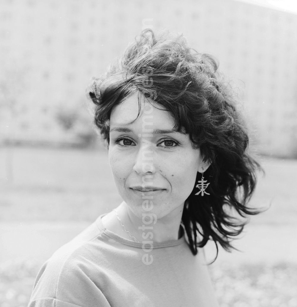 GDR photo archive: Berlin - The actress Constanze Roeder in Berlin, the former capital of the GDR, German Democratic Republic