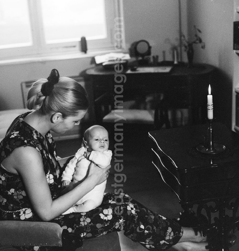 GDR image archive: Berlin - The actress Heidemarie Wenzel with her son in Berlin, the former capital of the GDR, German Democratic Republic