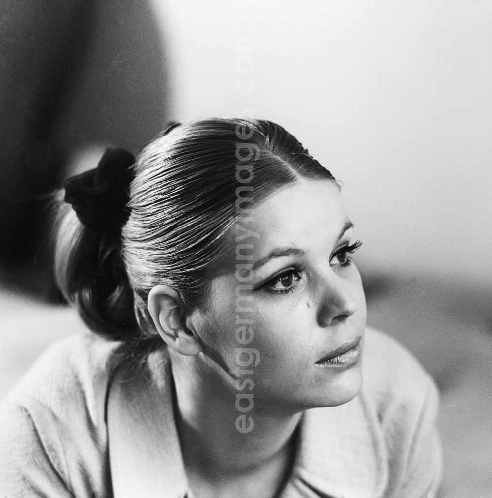 GDR photo archive: Berlin - The actress Heidemarie Wenzel in Berlin, the former capital of the GDR, German Democratic Republic