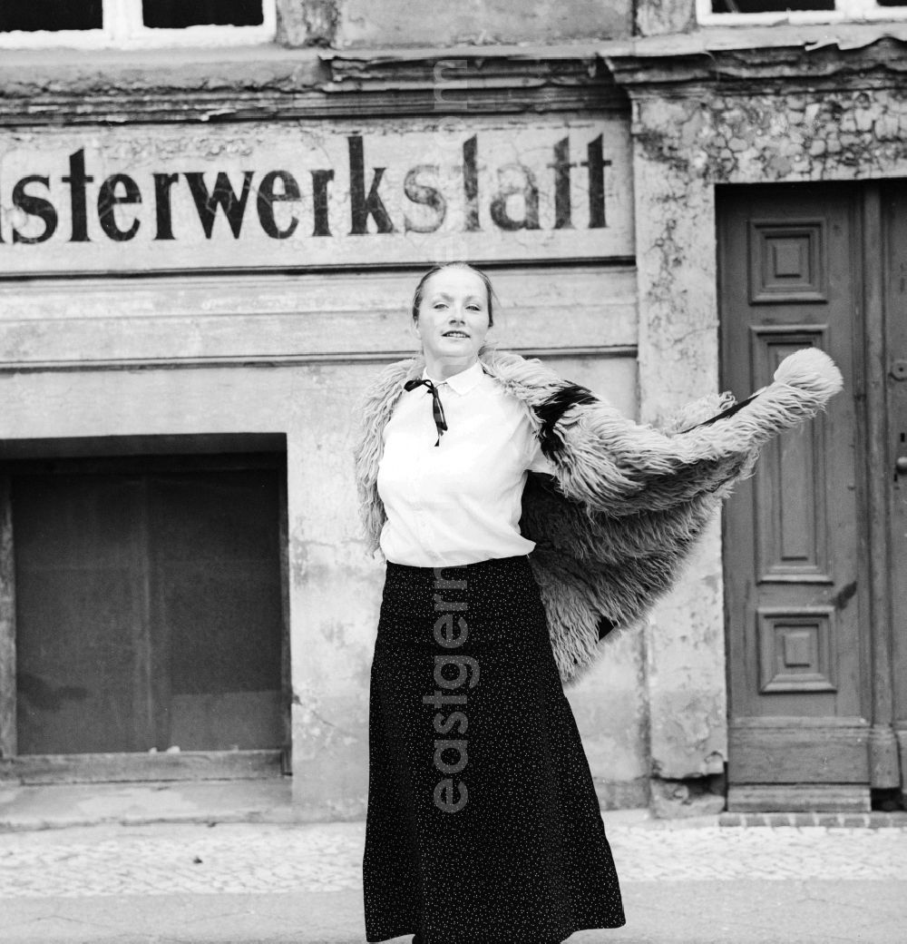 GDR photo archive: Berlin - The Actor Ruth Reinecke in Berlin, the former capital of the GDR, German Democratic Republic