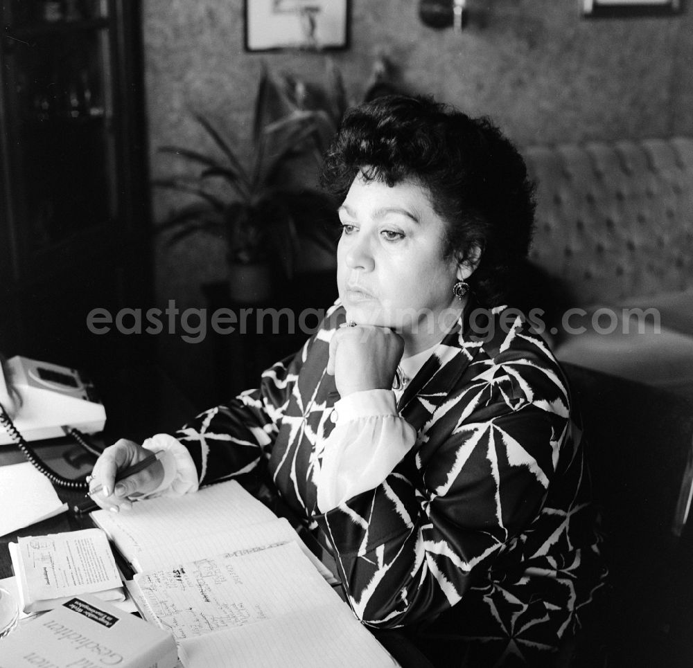 GDR photo archive: Berlin - The writer and poet Gisela Steineckert in Berlin, the former capital of the GDR, the German Democratic Republic. She was chairwoman of the Democratic Women's Federation of Germany (DFD) of the German Democratic Republic