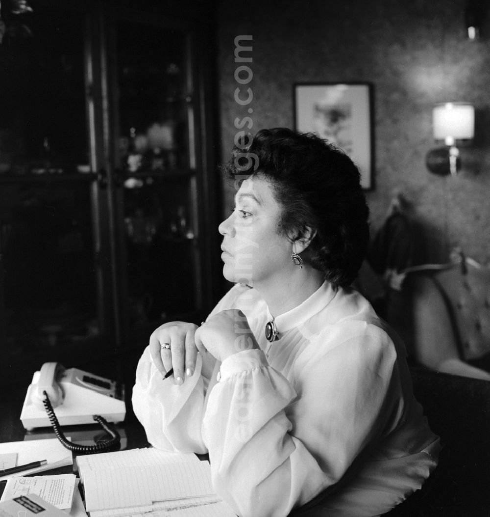 GDR photo archive: Berlin - The writer and poet Gisela Steineckert in Berlin, the former capital of the GDR, the German Democratic Republic. She was chairwoman of the Democratic Women's Federation of Germany (DFD) of the German Democratic Republic