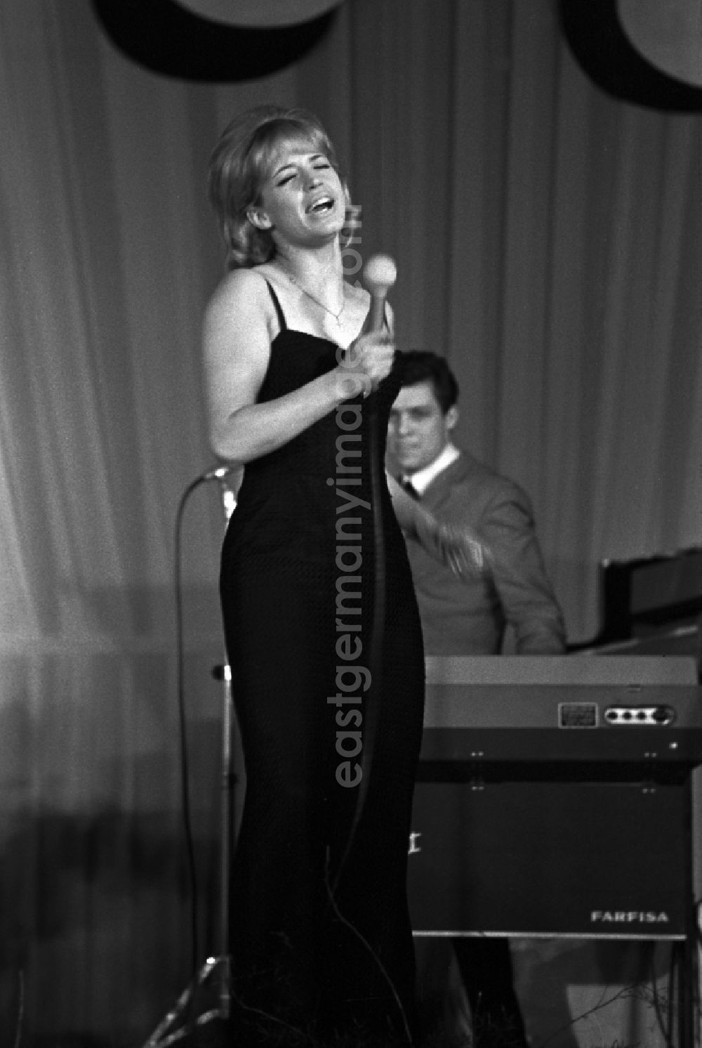 GDR image archive: Magdeburg - The swedish pop singer Lill-Babs (Barbro Margareta Svensson) at a show in Magdeburg in Saxony - Anhalt