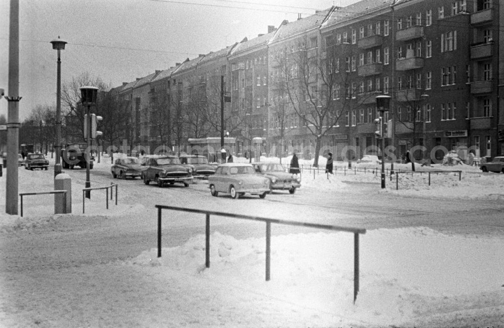 GDR photo archive: Berlin - Prenzlauer Berg - The snow-covered intersection Greifswalderstraße corner Dimitroffstraße (today Gda?sk Street) in Berlin