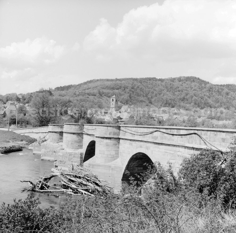 GDR image archive: Creuzburg - The Werrabruecke in Creuzburg was built in 1223 and is the oldest surviving bridge in natural stone, in the state of Thuringia in the area of the former GDR, German Democratic Republic