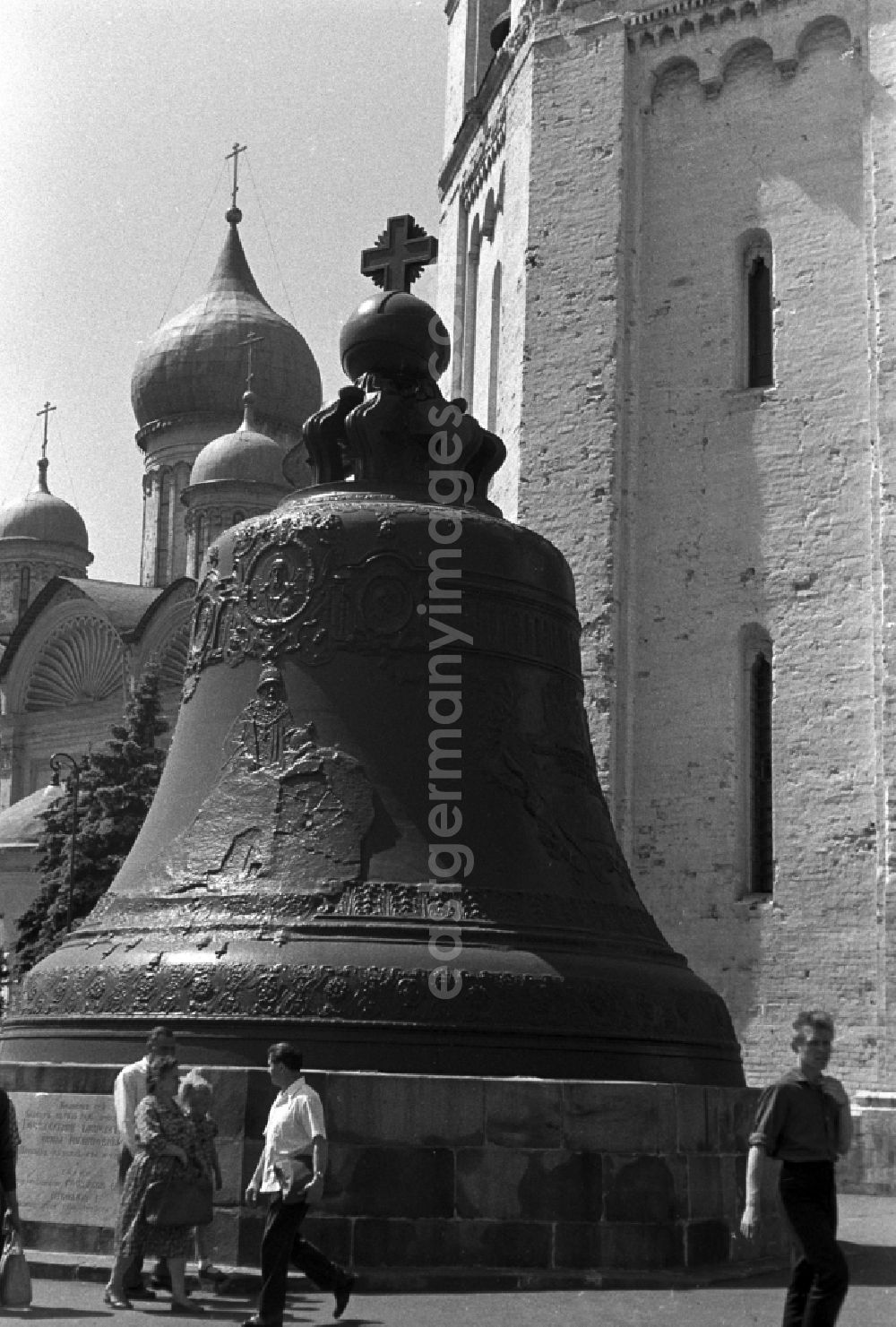 Moskau: The Tsar Bell is an historic bell, which is exhibited in the Moscow Kremlin. It was cast in 1735 and is one of the largest and heaviest bell preserved until today worldwide. The Tsar Bell was never rung, it stands as a landmark since 1836 on an octagonal base and is one of the main tourist attractions within the Kremlin. In the background the Archangel Michael Cathedral