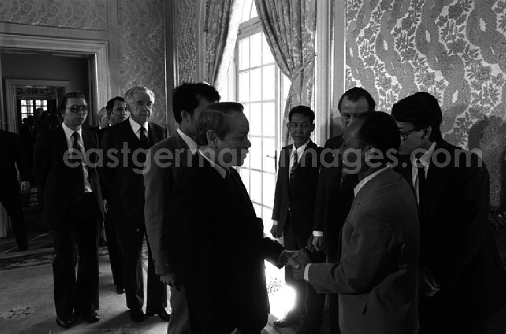 GDR picture archive: Berlin - Diplomatisches Corps Kambodschas im Palast der Republik. (355)