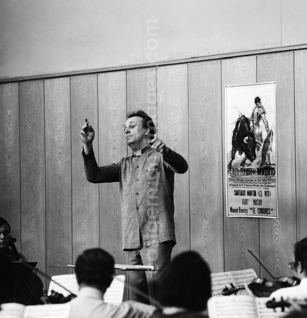 GDR image archive: Leipzig - Conductor / Gewandhaus Music Director Kurt Masur (1927 - 2