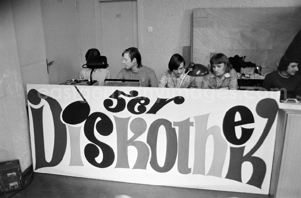 GDR image archive: Spremberg - Young visitors of a dance discotheque in a school dance hall in einer Schule in Spremberg in the state Brandenburg on the territory of the former GDR, German Democratic Republic