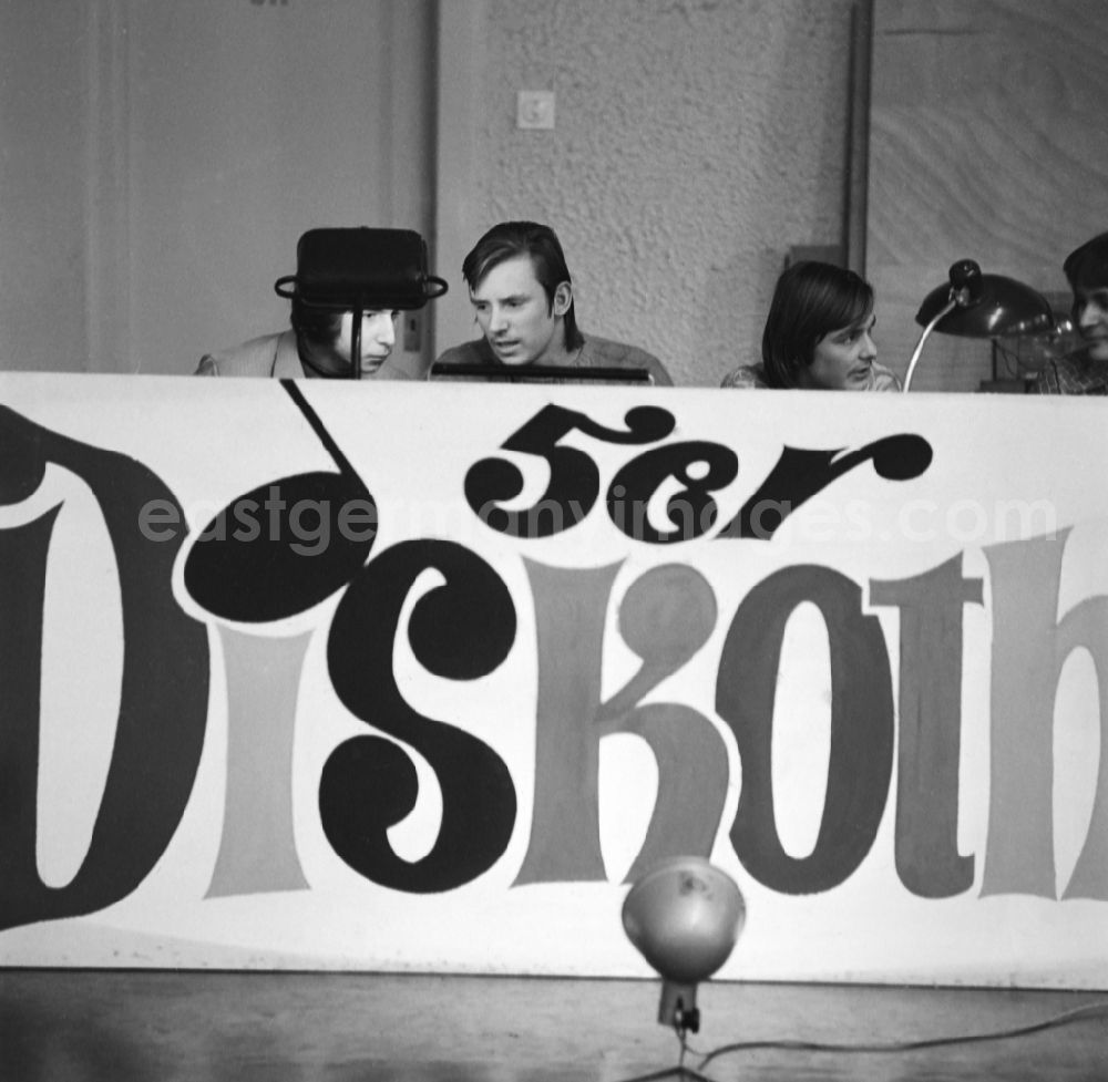 GDR picture archive: Spremberg - Young visitors of a dance discotheque in a school dance hall in einer Schule in Spremberg in the state Brandenburg on the territory of the former GDR, German Democratic Republic