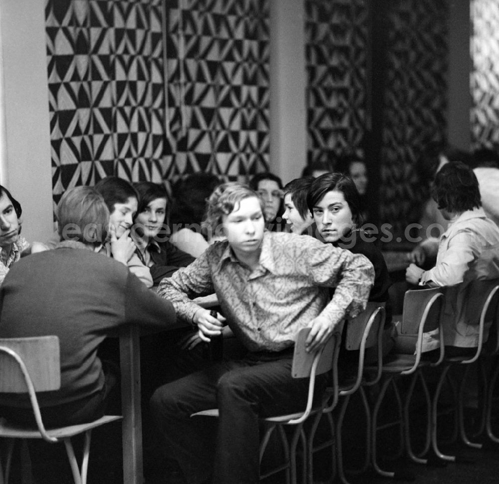 Spremberg: Young visitors of a dance discotheque in a school dance hall in einer Schule in Spremberg in the state Brandenburg on the territory of the former GDR, German Democratic Republic