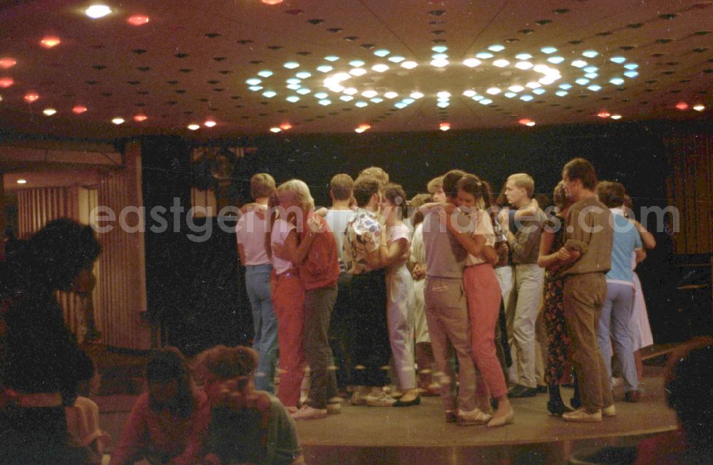 GDR picture archive: Berlin - Disco in the dance hall of the restaurant in the youth club in the Palace of the Republic in Berlin East Berlin on the territory of the former GDR, German Democratic Republic