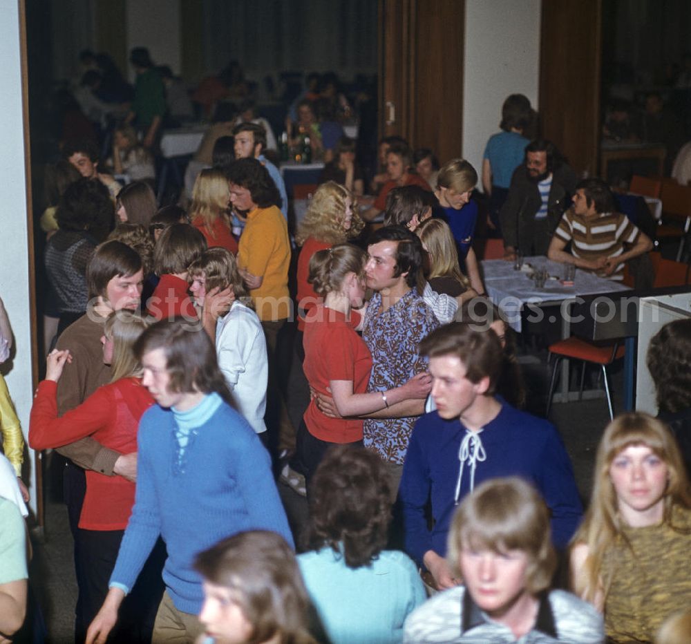 GDR photo archive: Berlin - Jugendliche vergnügen sich beim Tanz in der beliebten Berliner Diskothek und Jugendclub Alextreff gegenüber der Rathauspassagen am Alexanderplatz.