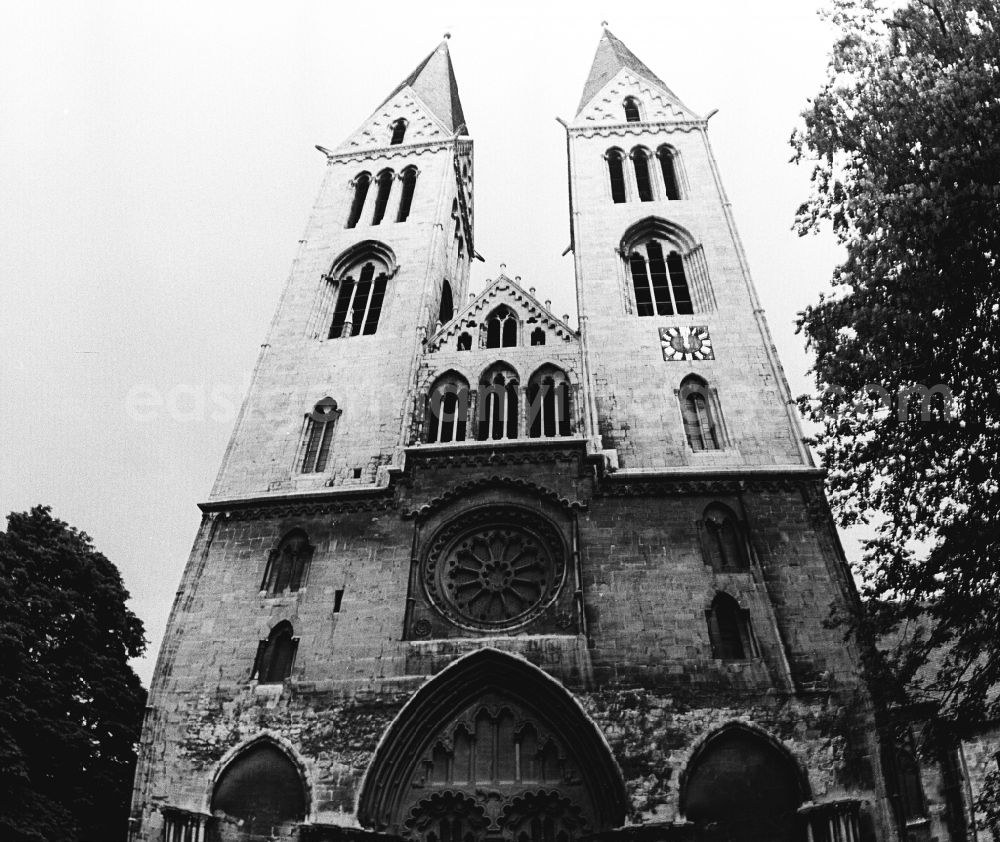 GDR picture archive: Halberstadt - Cathedral - facade and roof of the sacred building on place Domplatz in Halberstadt in the state Saxony-Anhalt on the territory of the former GDR, German Democratic Republic
