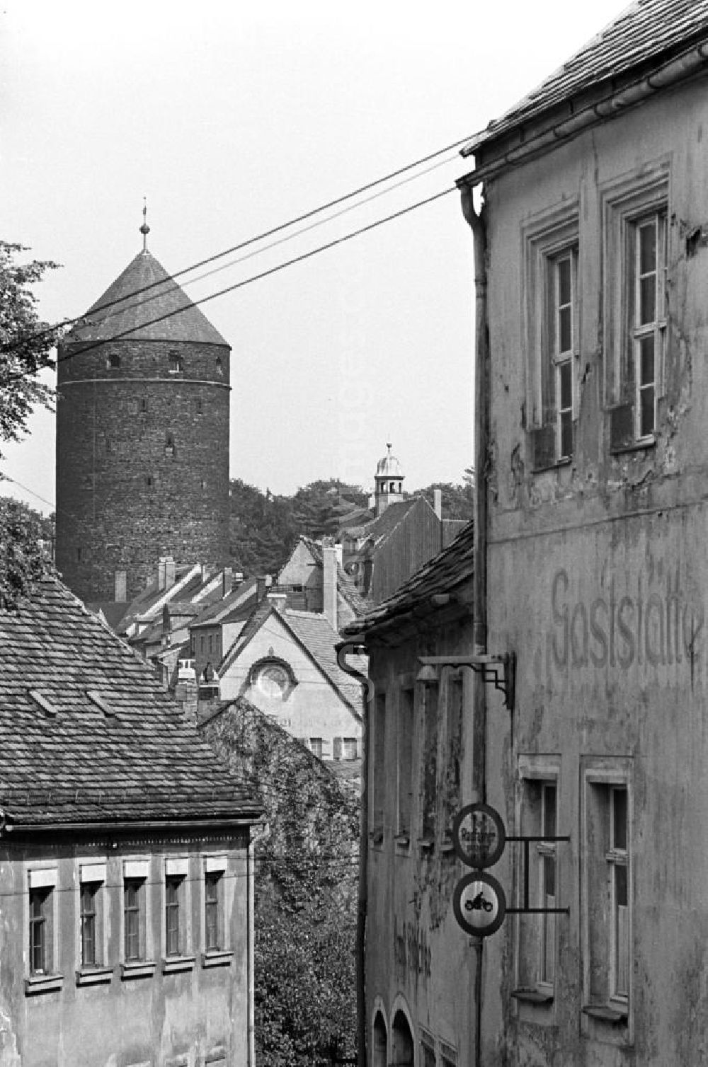 GDR picture archive: Freiberg - Blick auf den Donatsturm, einem Teil der alten Stadtbefestigung von Freiberg im Erzgebirge.