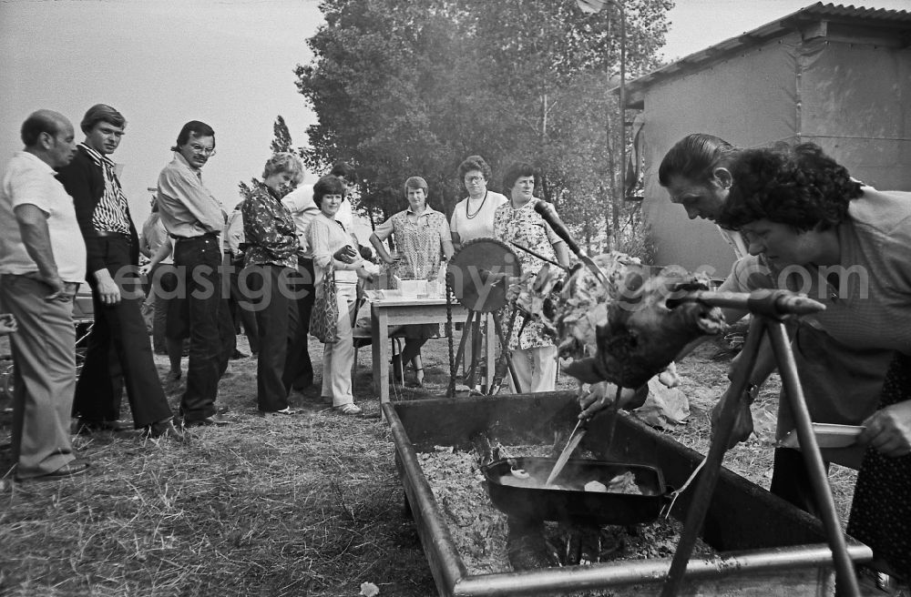GDR image archive: Paaren - Residents and guests as participants in the events on the occasion of a village festival in Paaren, Brandenburg on the territory of the former GDR, German Democratic Republic