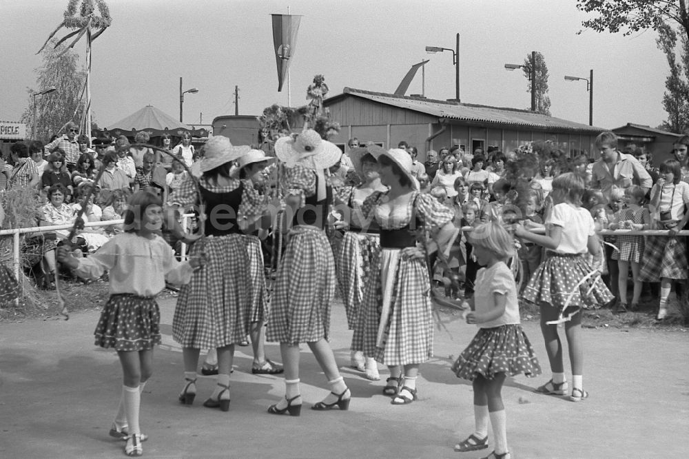 GDR photo archive: Paaren - Residents and guests as participants in the events on the occasion of a village festival in Paaren, Brandenburg on the territory of the former GDR, German Democratic Republic