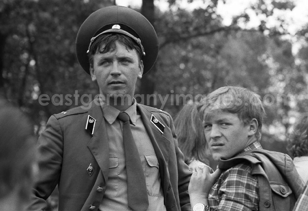 GDR picture archive: Paaren - Residents and guests as participants in the events on the occasion of a village festival in Paaren, Brandenburg on the territory of the former GDR, German Democratic Republic