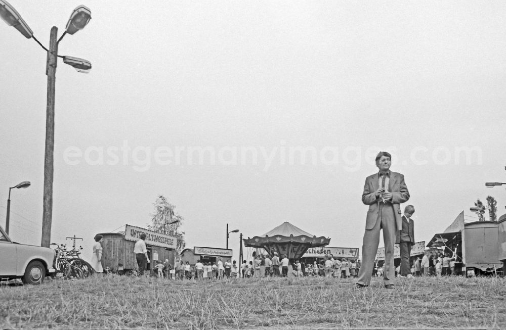 Paaren: Residents and guests as participants in the events on the occasion of a village festival with fairground rides in Paaren, Brandenburg on the territory of the former GDR, German Democratic Republic