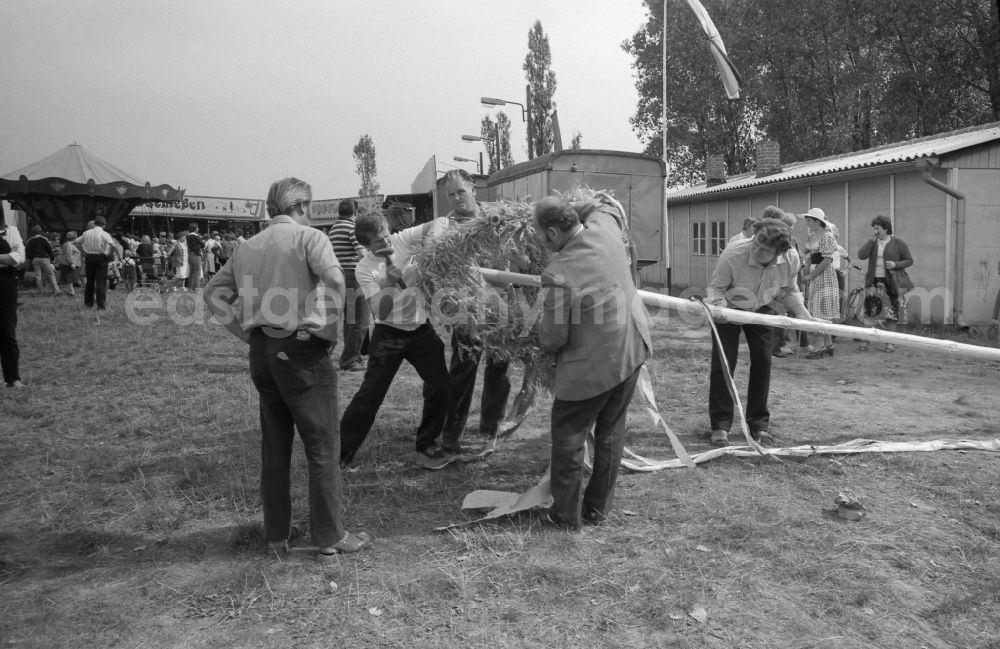 GDR picture archive: Schönwalde-Glien - Residents and guests as participants in the events on the occasion of a village festival in Schoenwalde-Glien, Brandenburg on the territory of the former GDR, German Democratic Republic