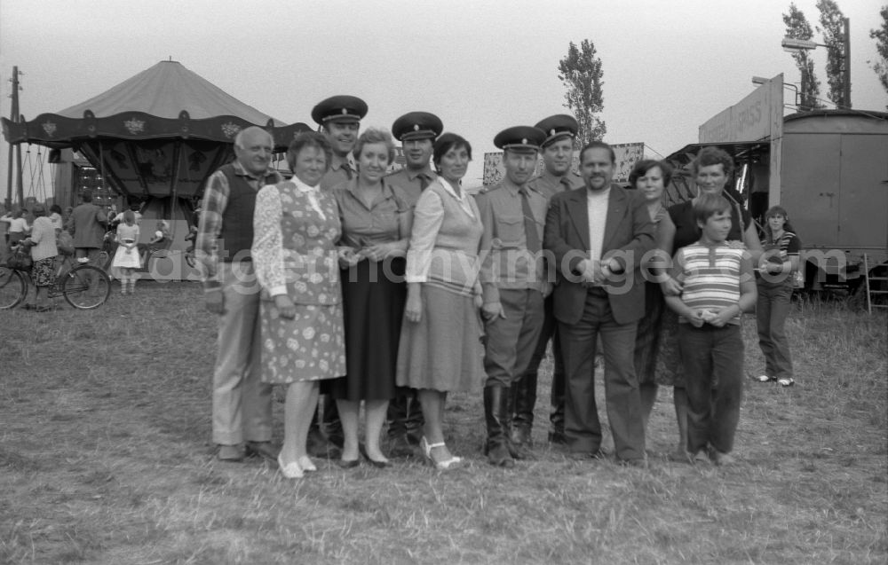GDR image archive: Schönwalde-Glien - Residents and guests as participants in the events on the occasion of a village festival in Schoenwalde-Glien, Brandenburg on the territory of the former GDR, German Democratic Republic